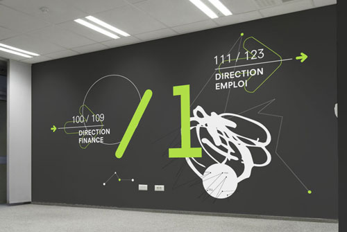 signaletique-interieur-contemporaine-design-fabricant-adhesif-mur